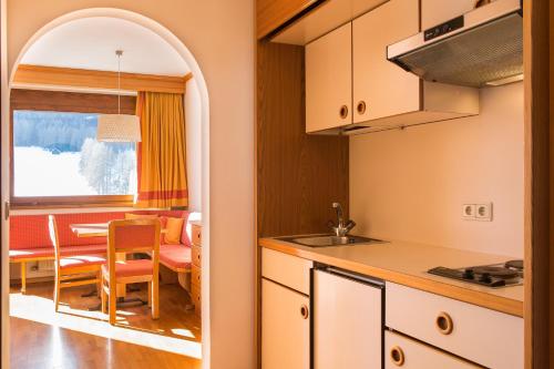 A kitchen or kitchenette at Appartement Strobl