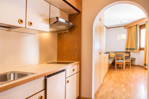 A kitchen or kitchenette at Appartement Strobl