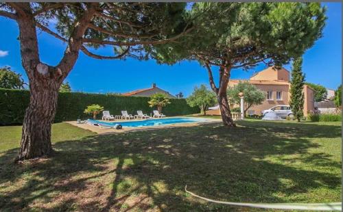 La pileta dentro o cerca de Gîte 3 étoiles 300m plage piscine privée grand jardin