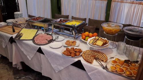 een tafel met veel verschillende soorten voedsel erop bij Hotel Ambrosiano in Montecatini Terme