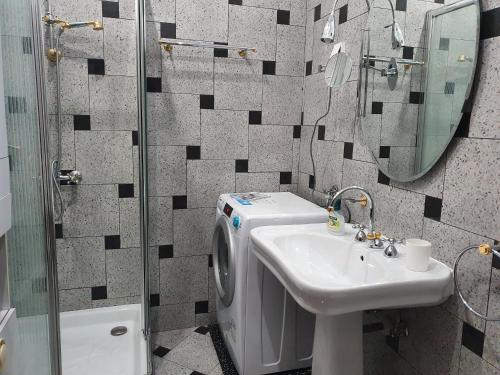 Kamar mandi di Apartments Fazarinc s parkiriščem