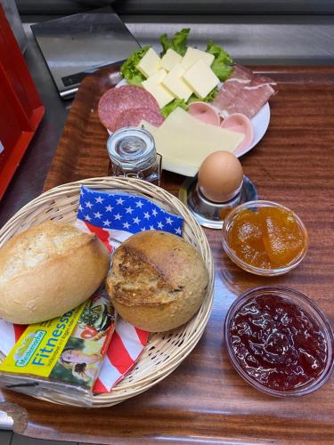 une table recouverte d'un panier de pain et de fromage dans l'établissement Western-Inn, à Klipphausen