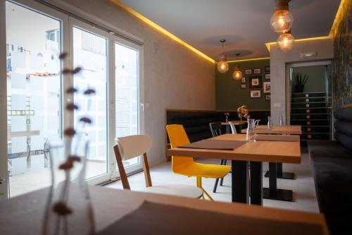 een eetkamer met een tafel en gele stoelen bij Vettonia Hotel in Merida