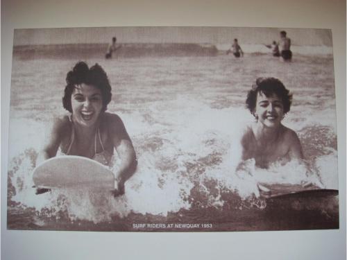 Due donne sono in acqua con un frisbee di Harbour Hotel a Newquay