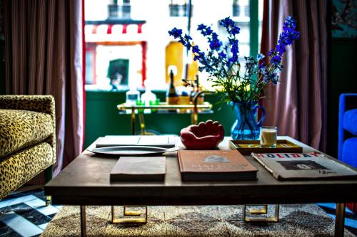 A seating area at Hôtel Les Deux Gares