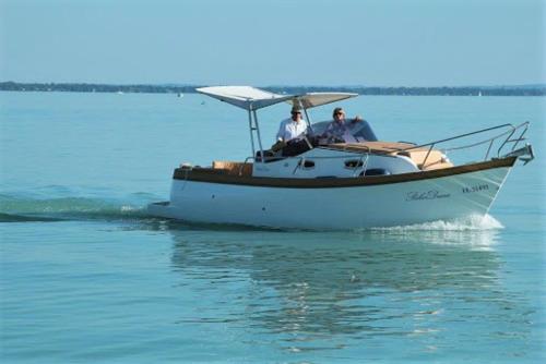 dois homens num barco na água em Balatonparti Gyöngyszem em Keszthely