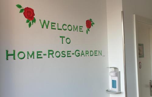 een welkomstgeschenk op een badkamerdeur bij Home-Rose-Garden-Gästehaus kontaktloser Zugang in Düsseldorf