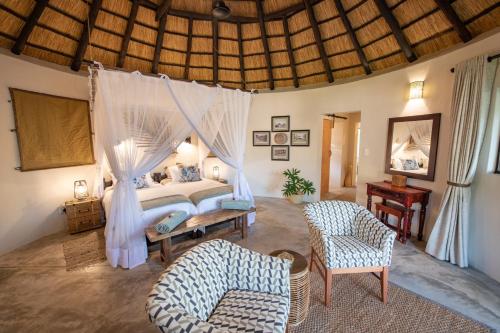 una camera con letto e zanzariera di Nyala Safari Lodge a Hoedspruit