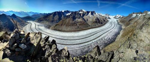 uma vista aérea de um glaciar nas montanhas em Hotel Restaurant Aletsch em Mörel