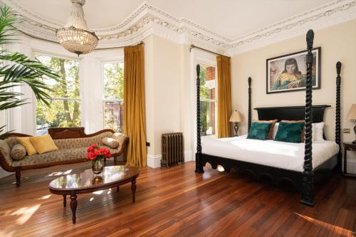 una camera con letto, divano e tavolo di The Harrison Chambers of Distinction a Belfast