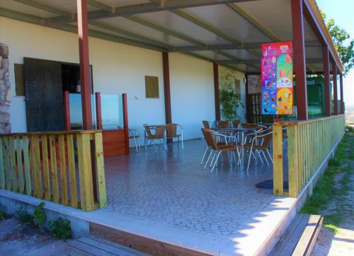 une terrasse couverte d'une maison avec une table et des chaises dans l'établissement Casa do Castelo Ourém, à Ourém