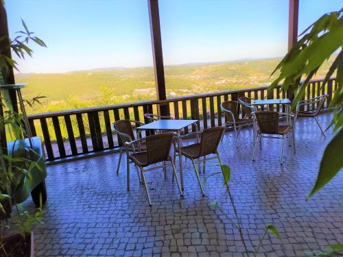 d'une terrasse avec des tables et des chaises sur un balcon. dans l'établissement Casa do Castelo Ourém, à Ourém