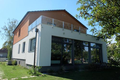 um edifício com grandes janelas e um telhado em Penzión pod brezami** em Nitra