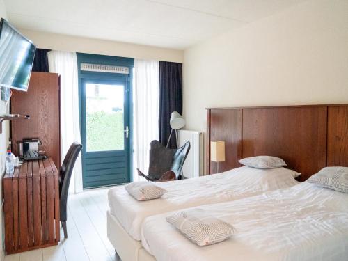 Tempat tidur dalam kamar di Auberge De Moerse Hoeve