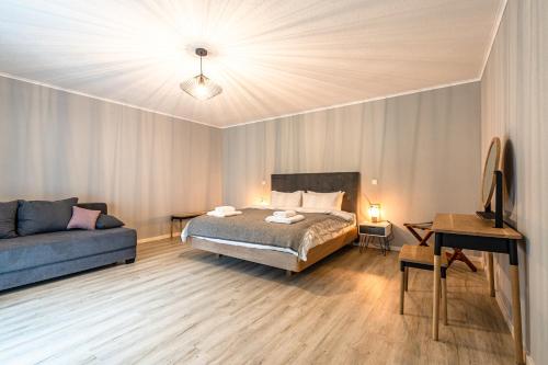 1 dormitorio con 1 cama y 1 sofá en stuub langenbach, en Titisee-Neustadt