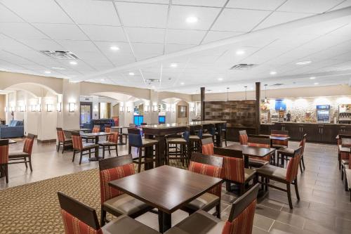 Comfort Inn & Suites Allen Park - Dearborn tesisinde bir restoran veya yemek mekanı