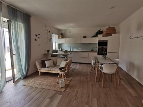 cocina y sala de estar con mesa y sillas en Al 50 mq, en Lecce