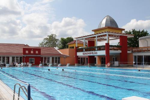 Poolen vid eller i närheten av Írisz Apartmanház