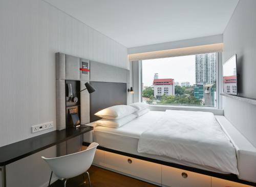 クアラルンプールにあるcitizenM Kuala Lumpur Bukit Bintangのベッドルーム(大型ベッド1台、窓付)