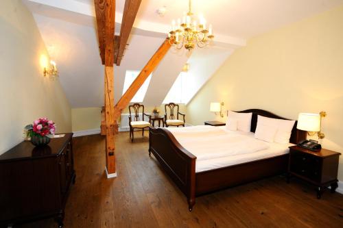 A bed or beds in a room at HELIOPARK Bad Hotel Zum Hirsch