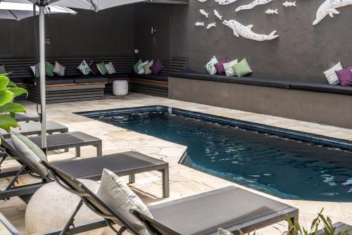 A piscina localizada em Byron Bay Hotel and Apartments ou nos arredores