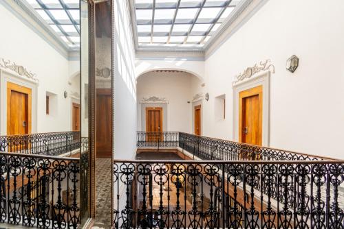 eine verzierte Treppe in einem Gebäude mit einem Oberlicht in der Unterkunft Hotel Madero in Querétaro