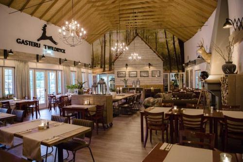 een restaurant met tafels en stoelen in een kamer bij Chalet "de Hazelnoot" te Diever in Diever