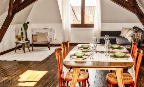 una sala da pranzo con tavolo e sedie di Apartments Ridderspoor a Bruges