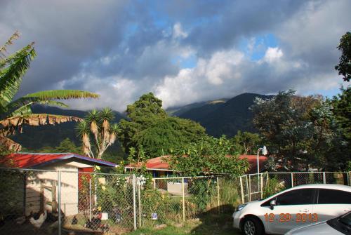 Pemandangan gunung umum atau pemandangan gunung yang diambil dari asrama