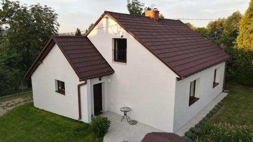 uma pequena casa branca com um telhado castanho em Cracow Family House na Cracóvia