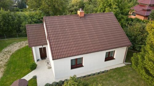 uma vista superior de uma casa branca com um telhado vermelho em Cracow Family House na Cracóvia