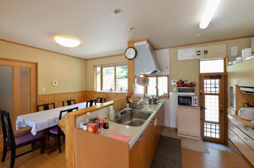 een keuken met een wastafel en een aanrecht bij Omoritei - Vacation STAY 9265 in Nasushiobara