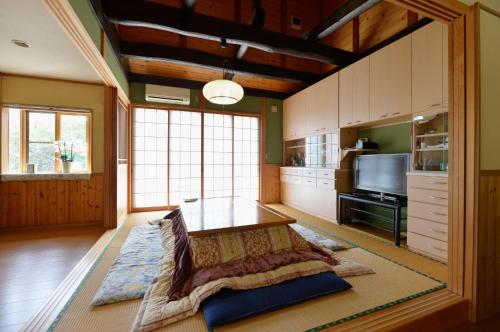 een woonkamer met een tafel en een televisie bij Omoritei - Vacation STAY 9265 in Nasushiobara