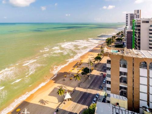 レシフェにあるGrand Mercure Recife Boa Viagemの海岸と建物の空中を望む