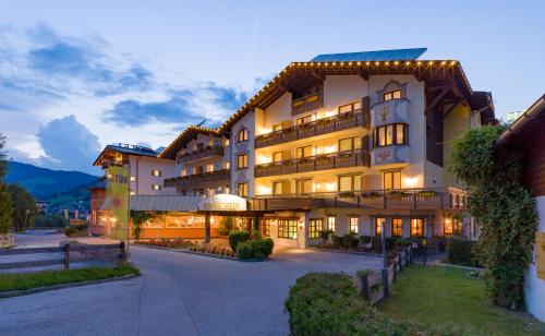 un gran edificio con muchas ventanas en Hotel Sonnschein, en Niederau