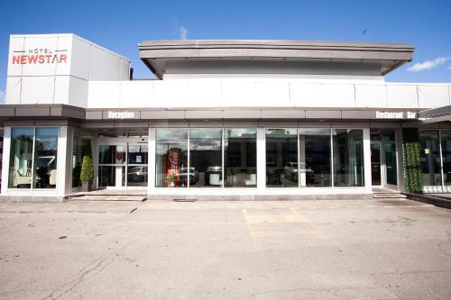 un devant de magasin avec beaucoup de fenêtres dans l'établissement Hotel Newstar Montréal, à Montréal