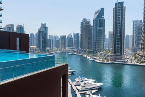 Uma visão geral de Dubai ou uma vista da cidade tirada do apart-hotel