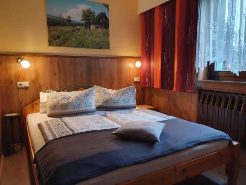 Una cama o camas en una habitación de Gästehaus Hutweide