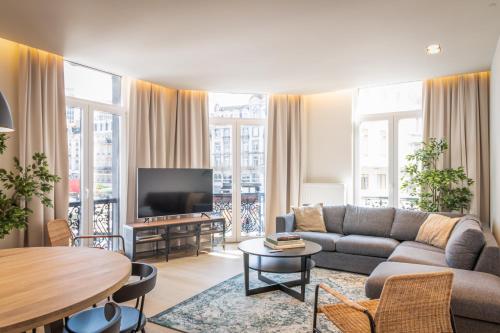 En TV eller et underholdningssystem på Spacious modern appartments in the heart of Brussels