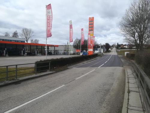 una strada vuota con cartelli rossi di fronte a un edificio di Turmöl Hotel ad Allhaming