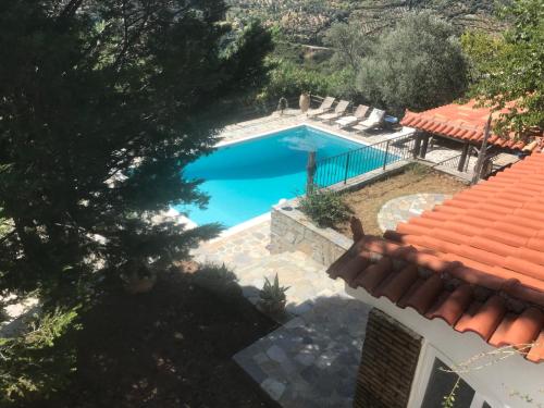 una piscina di fronte a una casa di Villa Maroudia a Kími