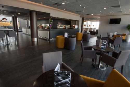 un ristorante con tavoli e sedie e un bar di Crowne Plaza Liverpool City Centre, an IHG Hotel a Liverpool