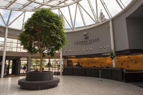 Un centro commerciale con un albero al centro di Crowne Plaza Liverpool City Centre, an IHG Hotel a Liverpool