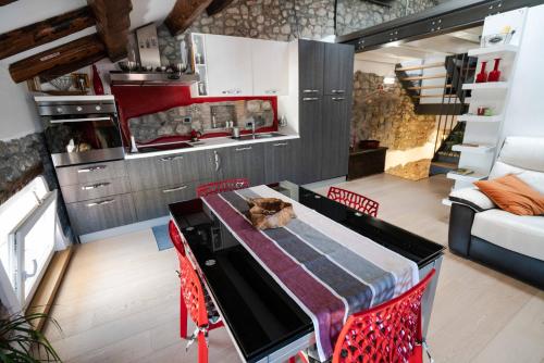 A kitchen or kitchenette at LOFT in PIAZZA con soppalco