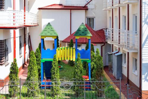 un parque infantil en el medio de un edificio en VICTOR Hotel Resort & SPA, en Truskavets