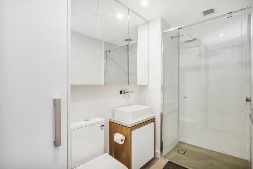 KOZYGURU FORTITUDE VALLEY DESIGNER GRADE 2 BED APT FREE PARKING QFV179-1401 tesisinde bir banyo