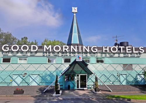 un edificio blu con un cartello sopra di Good Morning Jönköping a Jönköping