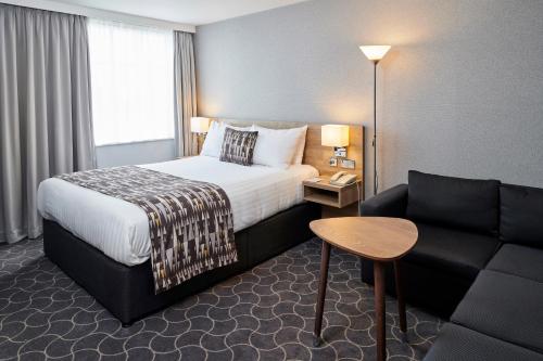 سرير أو أسرّة في غرفة في Holiday Inn Ellesmere Port/Cheshire Oaks, an IHG Hotel