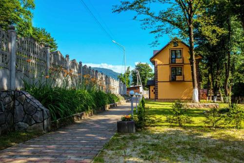 Vrt ispred objekta Apartments in Polyana