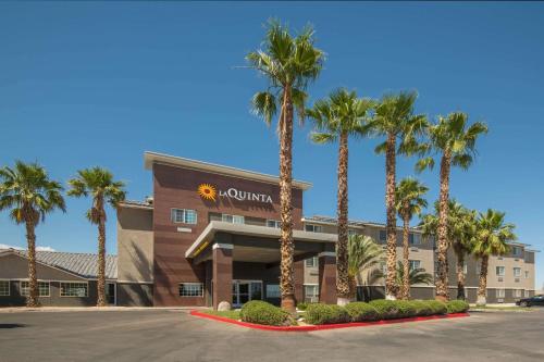 un hotel con palmeras frente a un edificio en La Quinta Inn & Suites by Wyndham Las Vegas Nellis, en Las Vegas